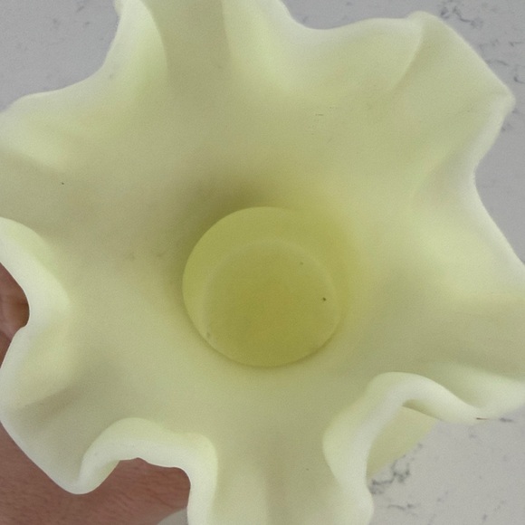 Fenton Marked Vintage Ruffle Swirl Satin Custard Colored Vase - Picture 2 of 3